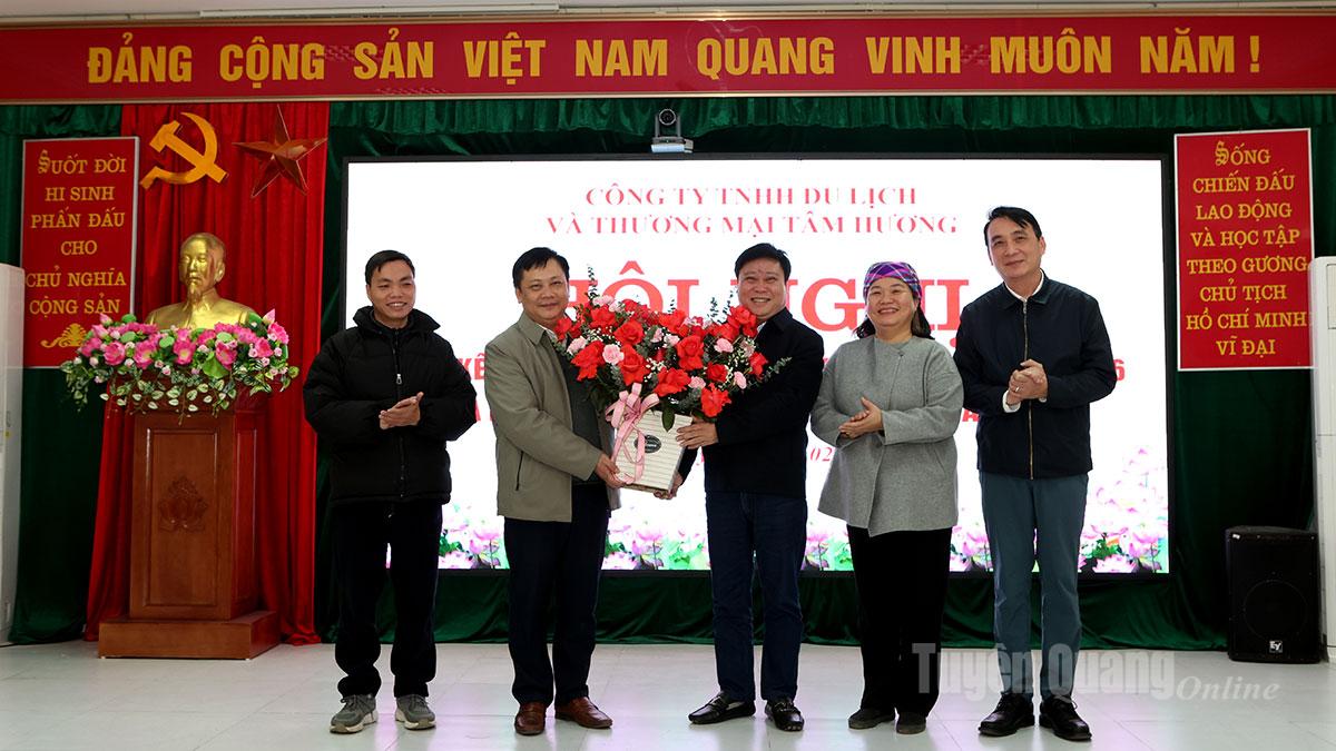 Đại biểu tặng hoa chúc mừng Công ty TNHH Du lịch và Thương mại Tâm Hương.