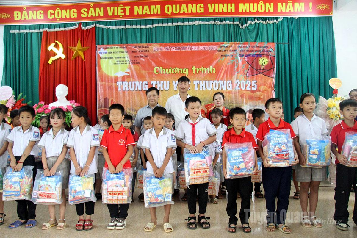 Công ty TNHH Du lịch và Thương mại Tâm Hương tặng quà cho học sinh có hoàn cảnh khó khăn xã Tân An và Trung Hà.