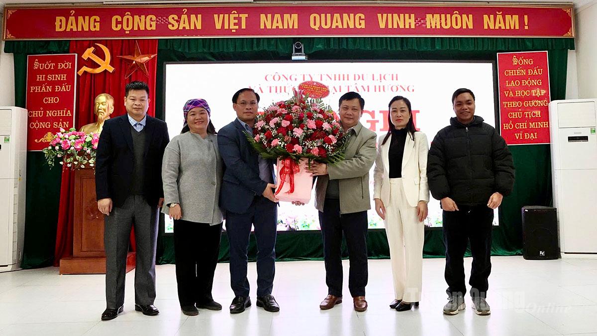 Lãnh đạo xã Nà Hang chúc mừng Ban Giám đốc chi nhánh xã Nà Hang.