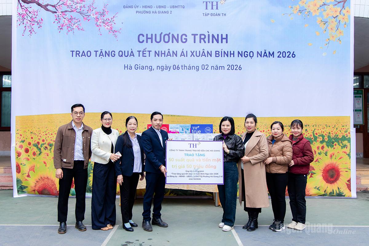 Lãnh đạo Công tyTNHH Trang trại bò sữa CNC Hà Giang trao các phần quà cho đại diện phường Hà Giang 2.