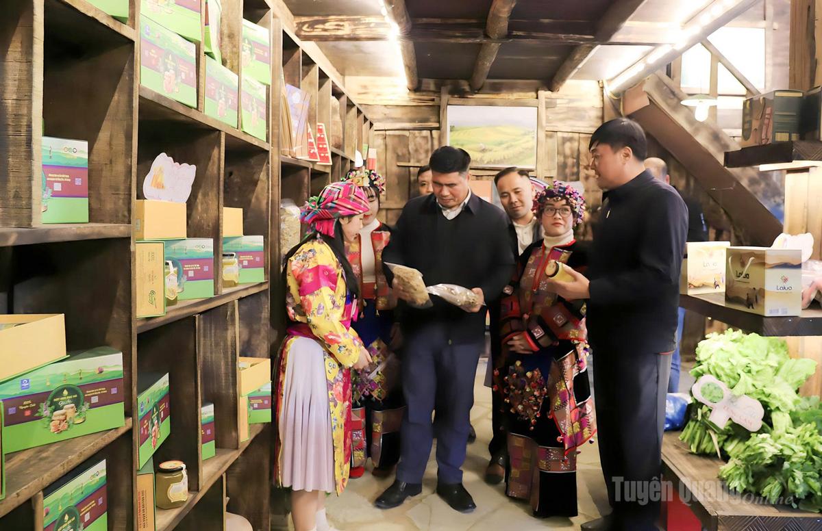 lãnh đạo xã Sà Phìn thăm gian hàng trưng bày, giới thiệu sản phẩm địa phương của xã.