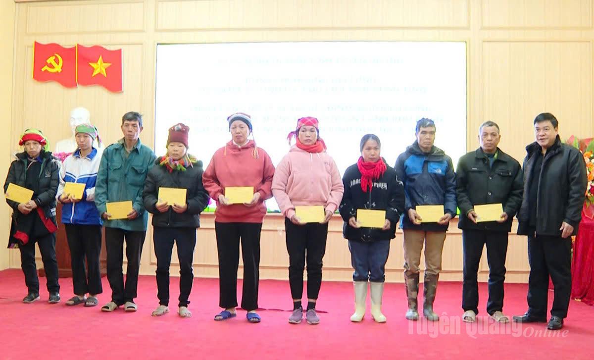 Phó Chủ tịch UBND tỉnh Hoàng Gia Long tặng quà Tết cho các hộ nghèo.