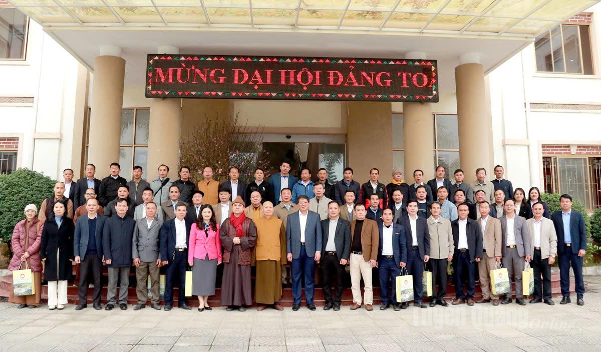 Các đại biểu chụp ảnh lưu niệm tại buổi gặp mặt