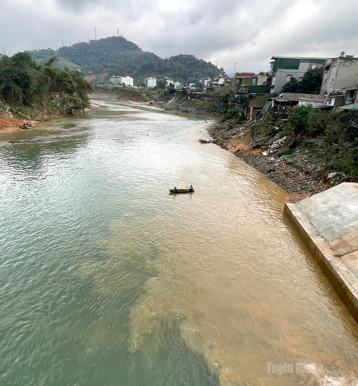 Phần dưới thân đập, nước vẫn được điều tiết để không phá vỡ hệ sinh thái bên dưới.