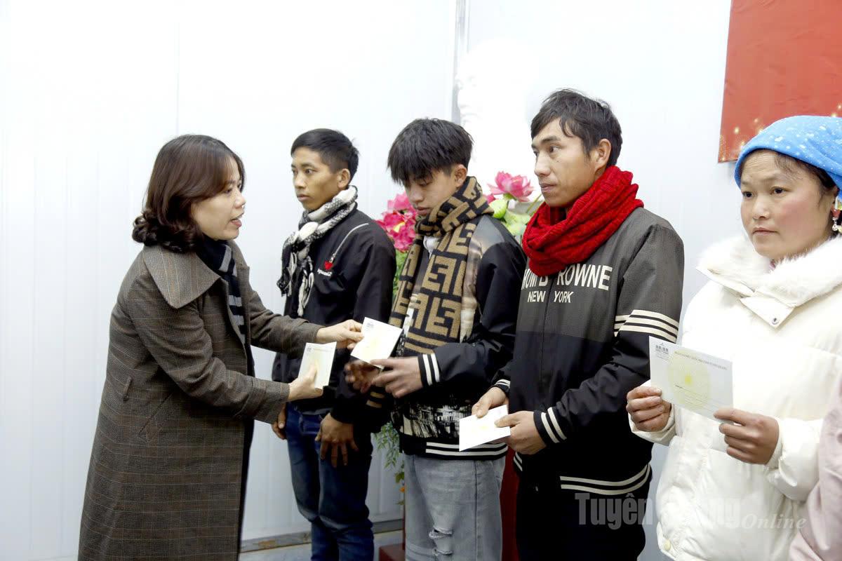 Trưởng Đoàn ĐBQH hoạt động chuyên trách khóa XV tỉnh Lý Thị Lan tặng quà Tết cho các hộ gia đình có hoàn cảnh khó khăn xã Sơn Vĩ