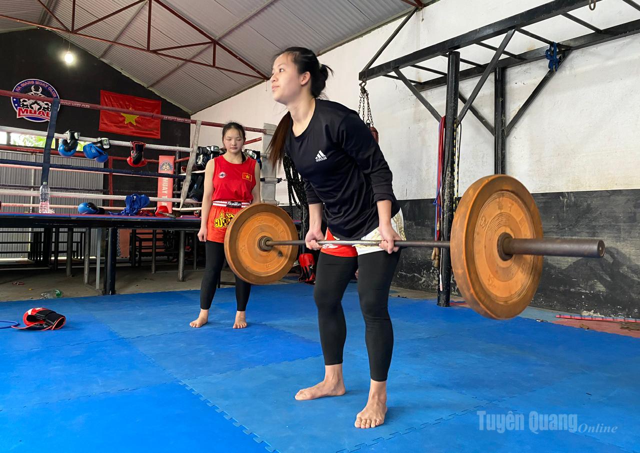 Setting aside softness and femininity, these “steel roses” train relentlessly on the Muay mat, aspiring to conquer major tournaments, including the 2026 National Sports Games.