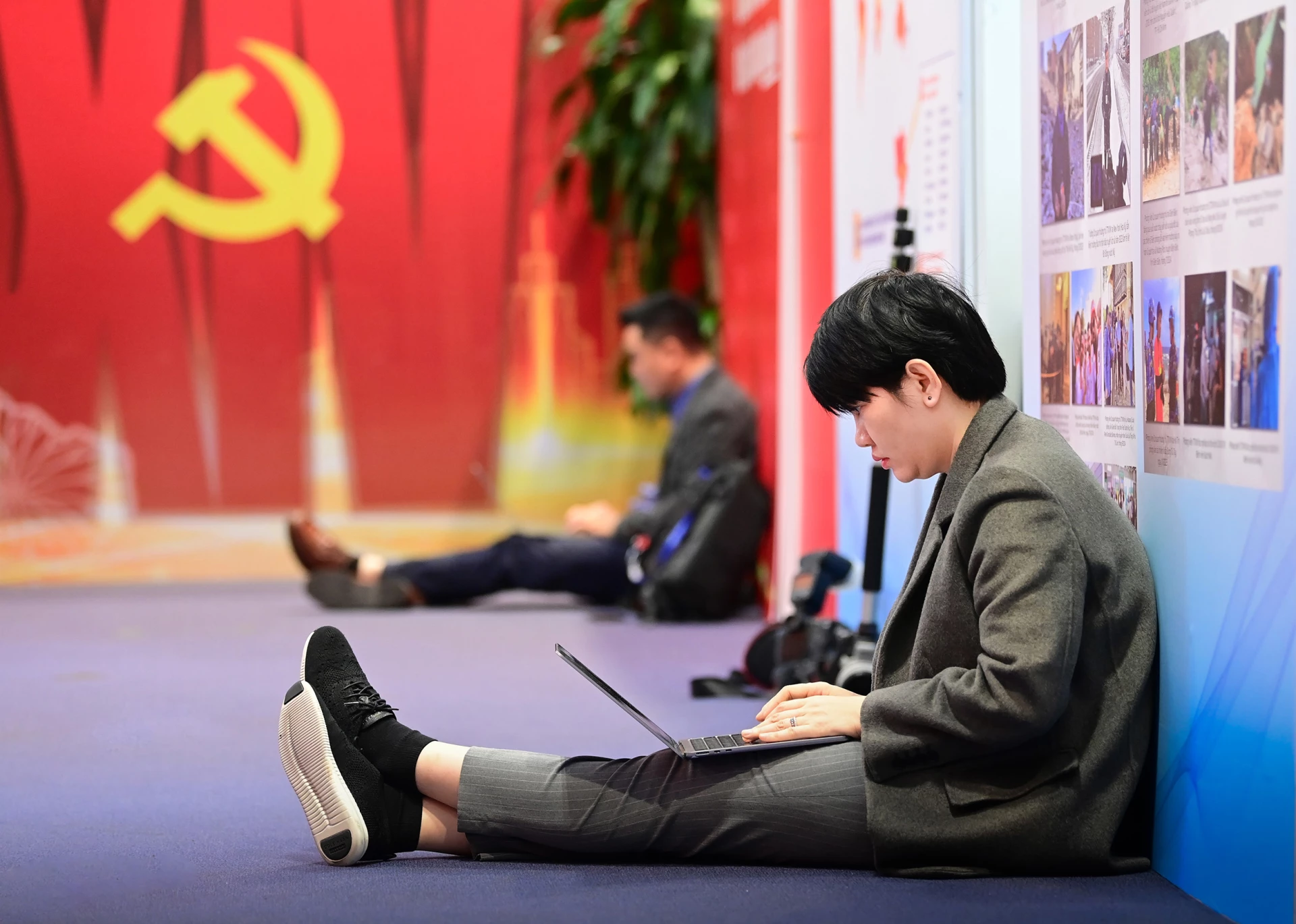 Khoảnh khắc khắc phóng viên tác nghiệp tại Đại hội XIV của Đảng.