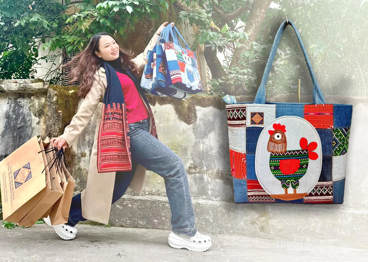 Teacher Trieu Thi Dao promotes handmade brocade bags as a content creator.