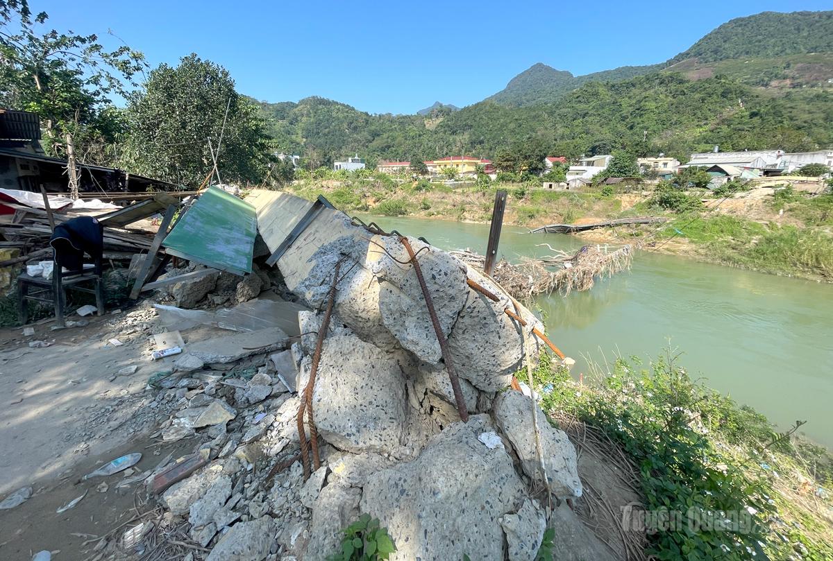 Cầu treo Tùng Tạo bị đổ, gãy sau mưa lũ đầu tháng 10-2025.