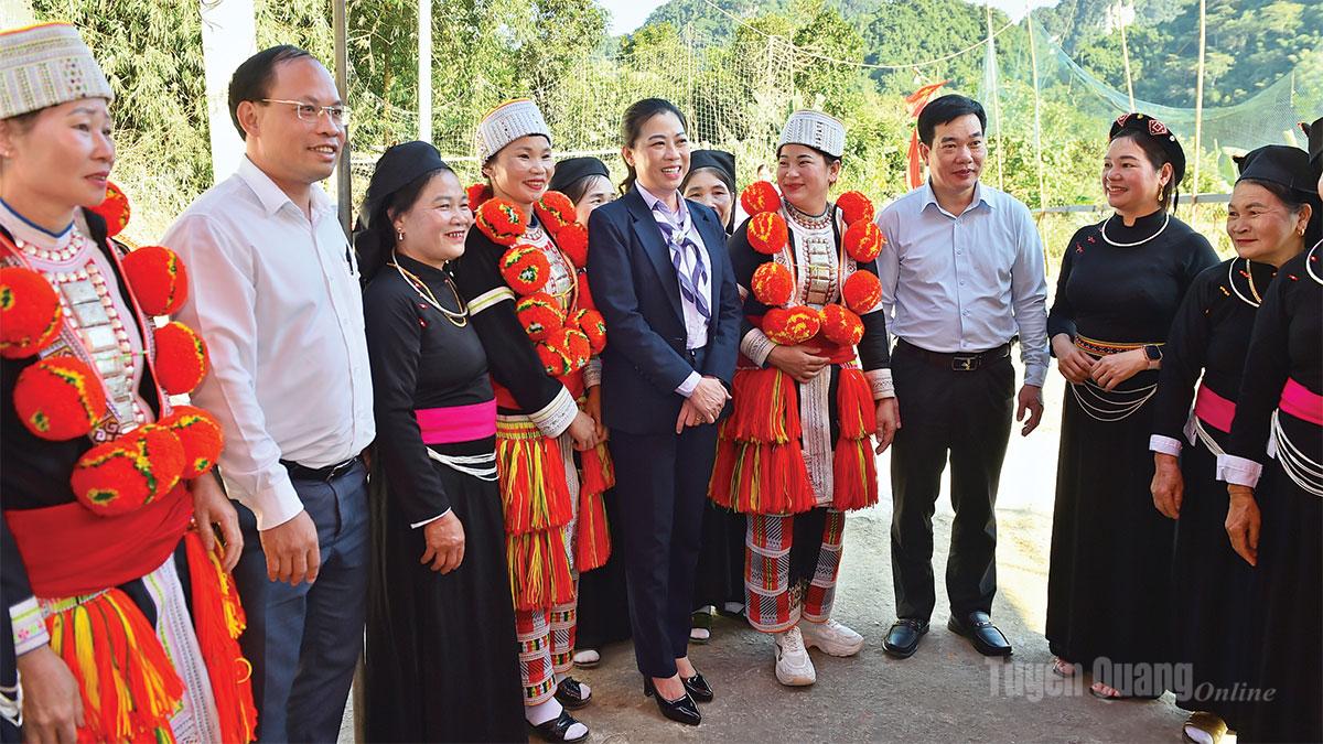 Đồng chí Phó Bí thư Thường trực Tỉnh ủy Lê Thị Kim Dung với bà con nhân dân thôn Đon Bả, xã Lâm Bình.