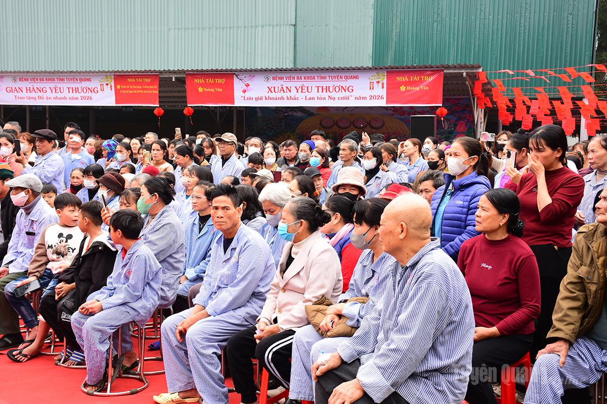 Các bệnh nhân đang điều trị tại Bệnh viên Đa khoa tỉnh dự chương trình Chợ Tết Yêu Thương.
