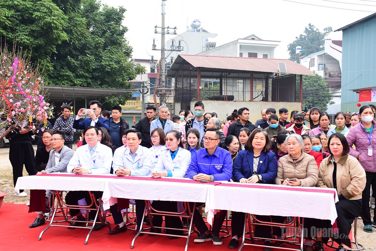 Lãnh đạo Bệnh viện Đa khoa tỉnh và các nhà hảo tâm dự chương trình Chợ Tết Yêu Thương.