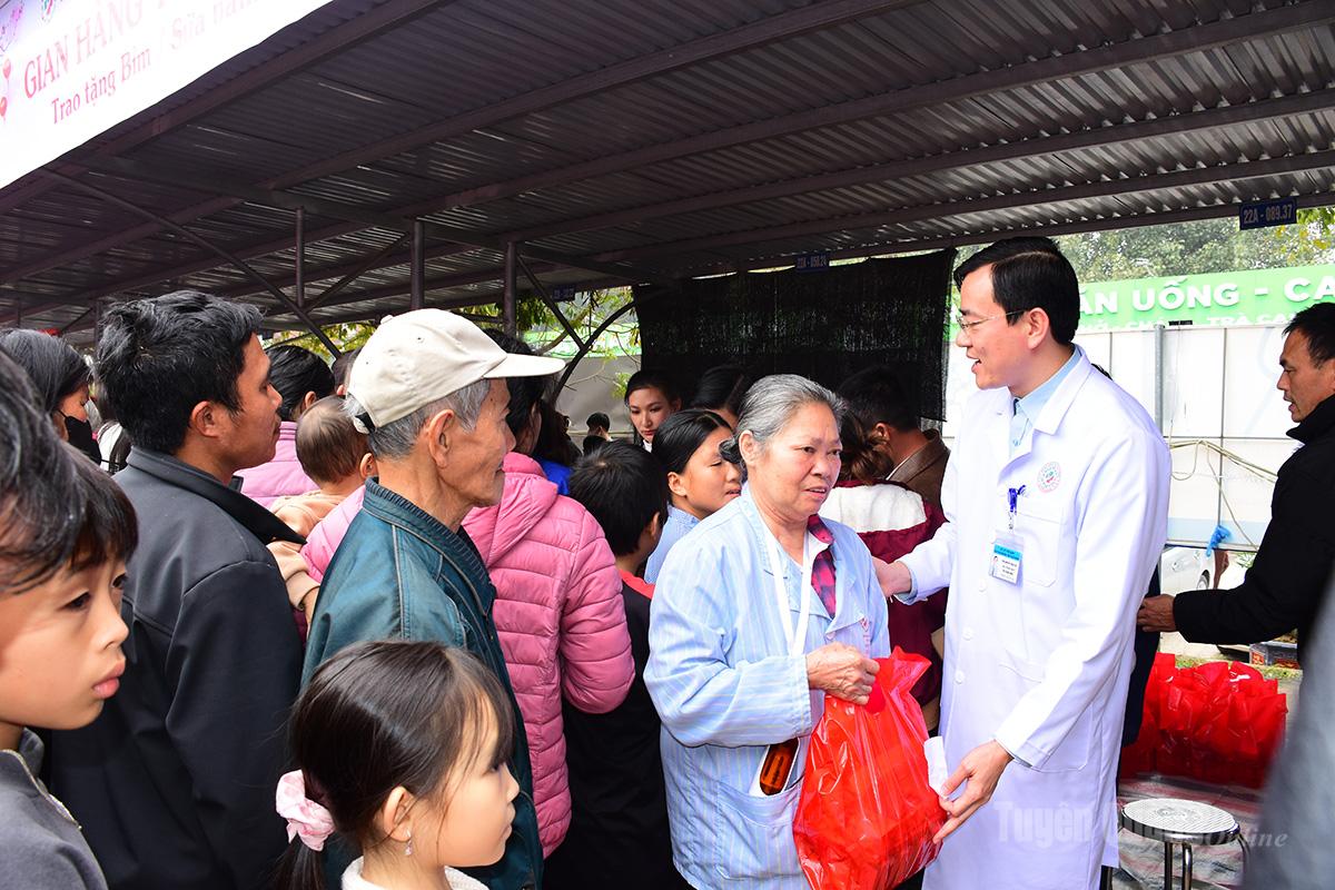 Lãnh đạo Bệnh viện Đa khoa tỉnh trao suất quà cho bệnh nhân.
