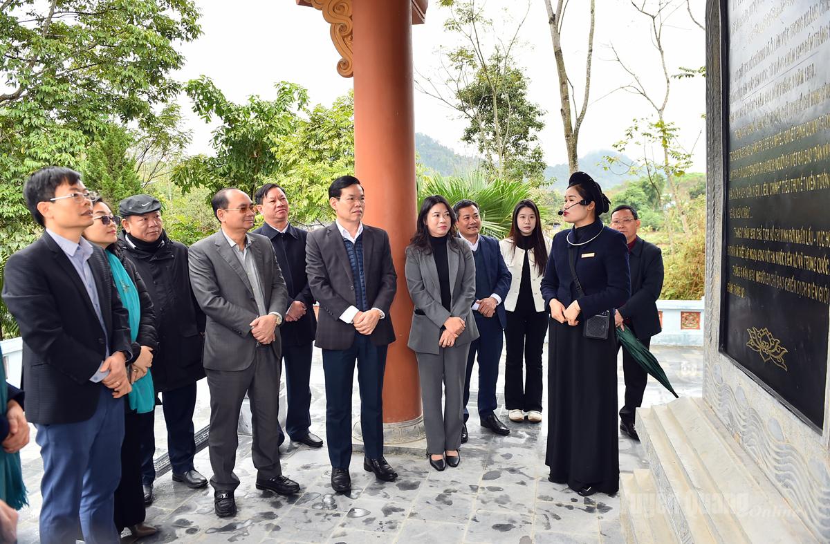 Đoàn công tác Ban Tuyên giáo và Dân vận Trung ương thăm di tích Quốc gia Khấu Lấu - Vực Hồ.