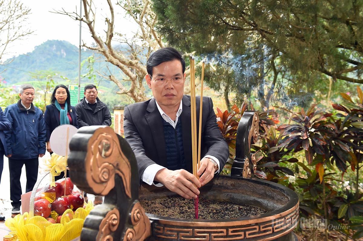 Đồng chí Triệu Tài Vinh, Phó trưởng Ban Tuyên giáo và Dân vận Trung ương dâng hương tại nhà bia di tích cơ quan Ban Tuyên huấn Trung ương.