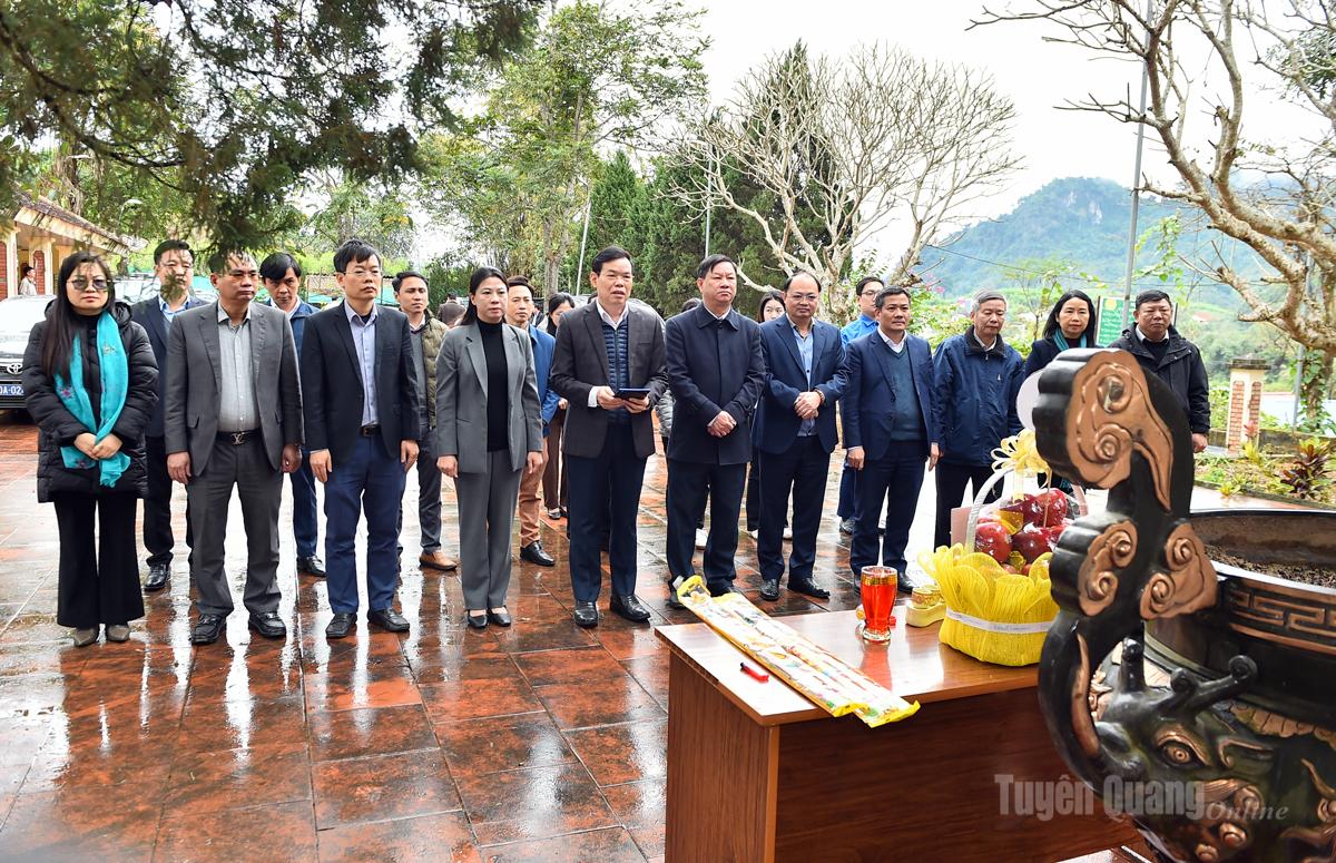 Các đồng chí Ban Tuyên giáo và Dân vận Trung ương cùng các đồng chí lãnh đạo tỉnh dâng hương tại nhà bia di tích Ban Tuyên huấn Trung ương.
