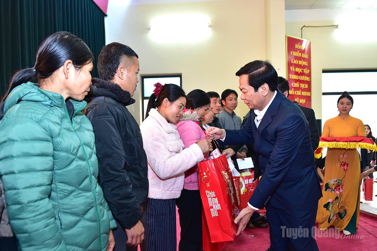 Bộ trưởng Bộ Nội vụ Đỗ Thanh Bình trao quà cho gia đình chính sách, hộ có hoàn cảnh khó khăn tại xã Tân Trào.