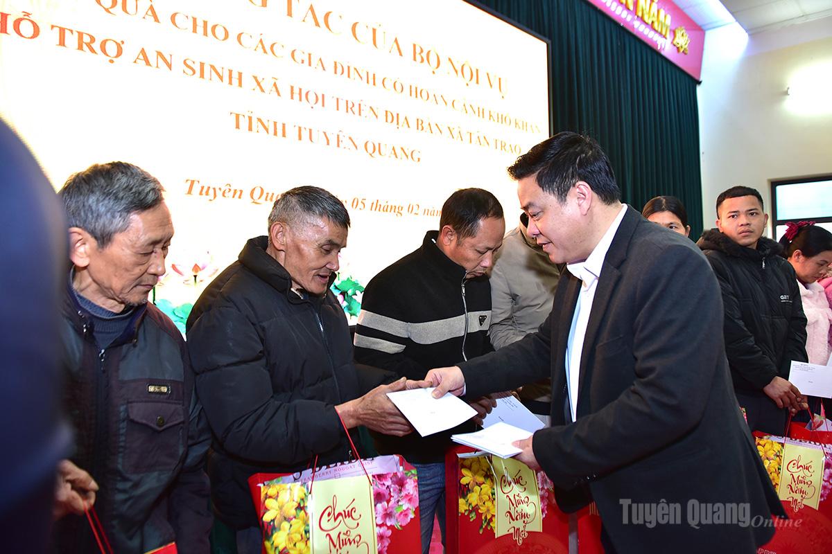 Phó Chủ tịch UBND tỉnh Hoàng Gia Long trao quà cho gia đình chính sách, hộ có hoàn cảnh khó khăn tại xã Tân Trào.