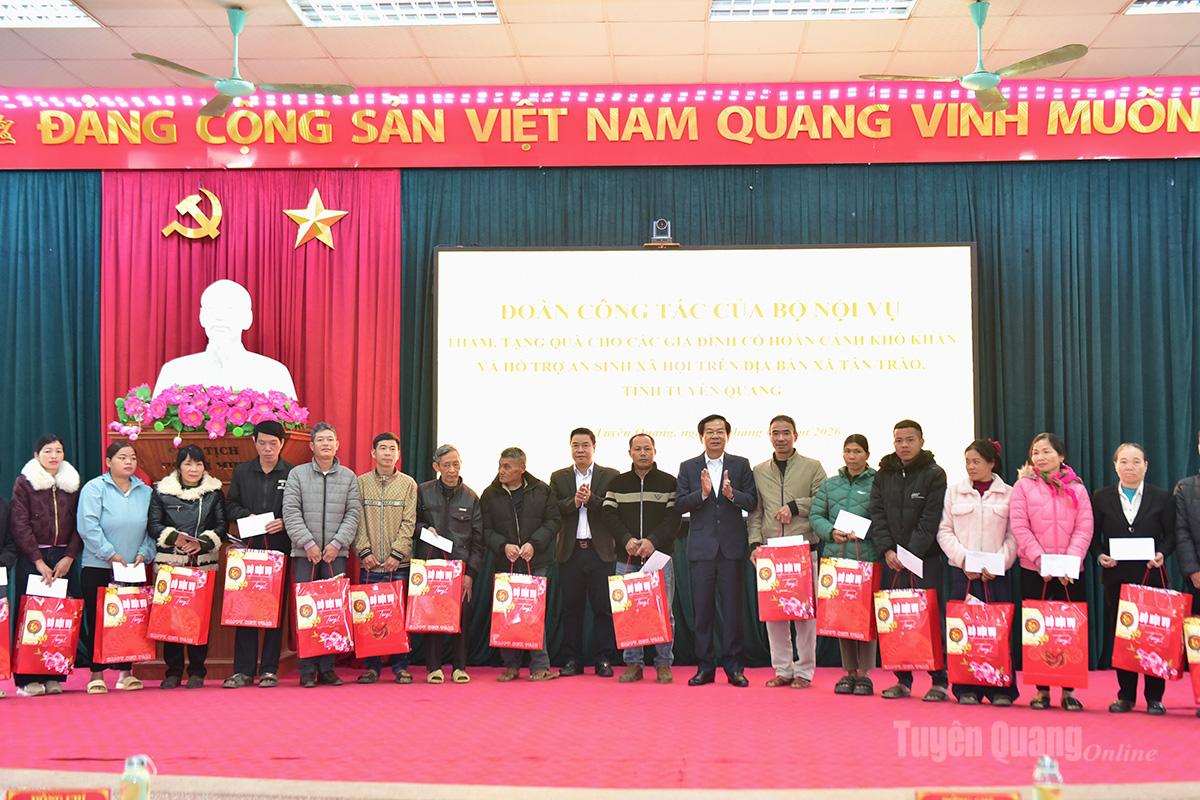 Bộ trưởng Bộ Nội vụ Đỗ Thanh Bình và Phó Chủ tịch UBND tỉnh Hoàng Gia Long trao quà cho gia đình chính sách, hộ có hoàn cảnh khó khăn tại xã Tân Trào.