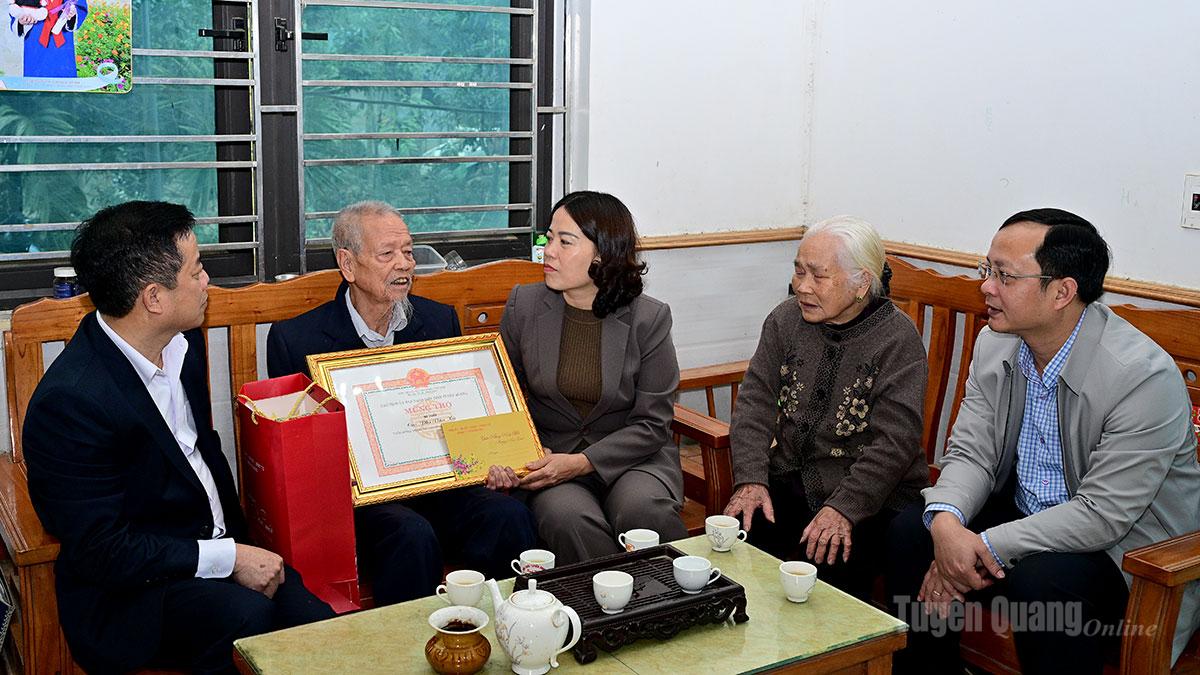 Đồng chí Lý Thị Lan thăm, tặng quà của tỉnh cho cụ Phí Văn Kỷ, tròn 90 tuổi, thôn Đồng Ngọc, xã Lực Hành.