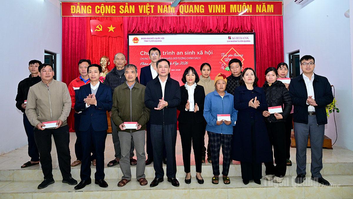 Trưởng đoàn đại biểu Quốc hội hoạt động chuyên trách tỉnh Lý Thị Lan và các đại biểu trao quà an sinh cho hộ người nghèo, gia đình khó khăn xã Kiến Thiết.