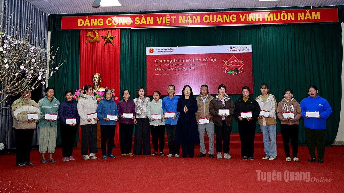 Trưởng đoàn đại biểu Quốc hội hoạt động chuyên trách tỉnh Lý Thị Lan và lãnh đạo Agribank Tuyên Quang trao quà an sinh cho hộ người nghèo, gia đình khó khăn xã Xuân Vân.