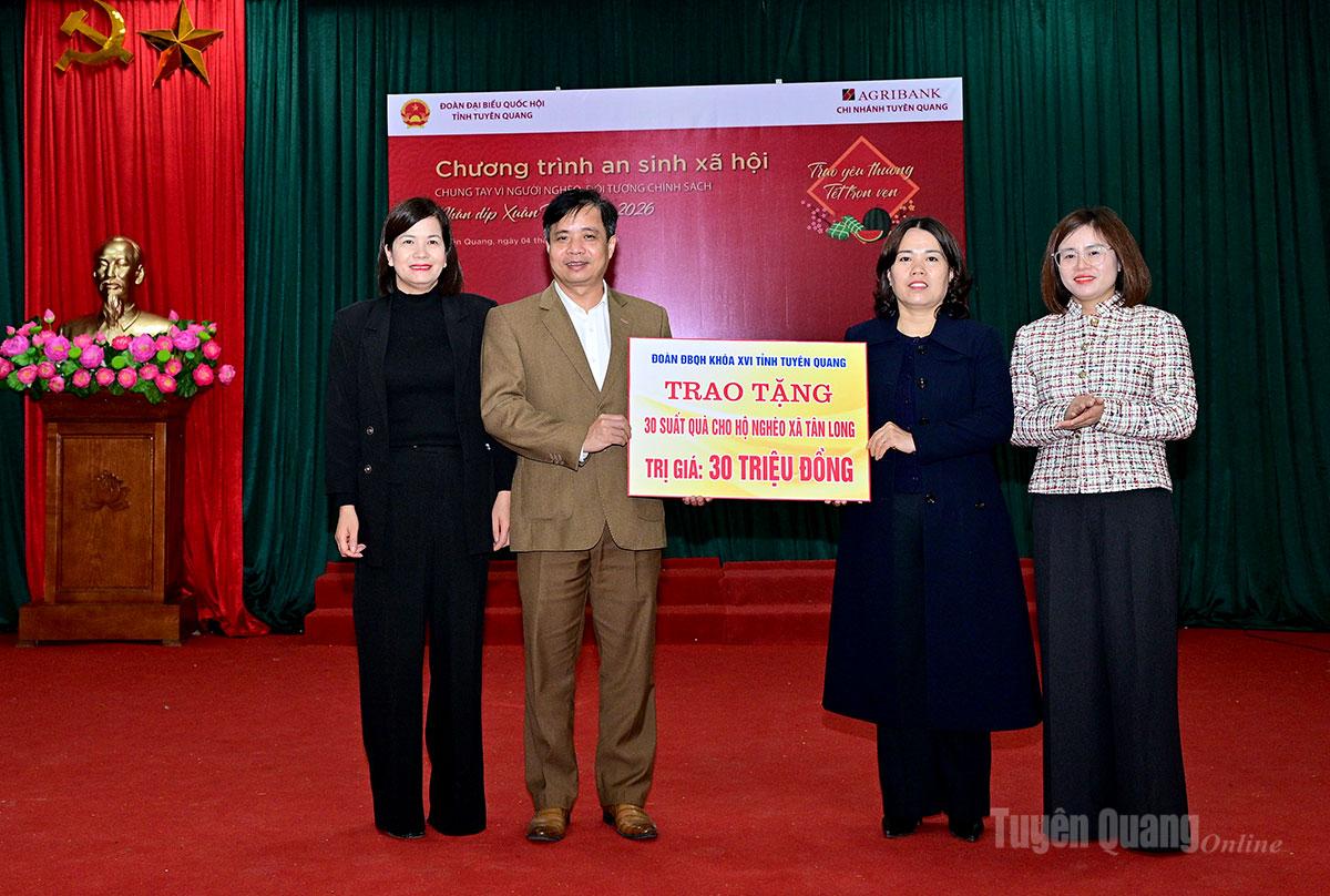 Đồng chí Lý Thị Lan và lãnh đạo Agribank Tuyên Quang trao 30 suất quà an sinh cho đại diện lãnh đạo xã Tân Long.