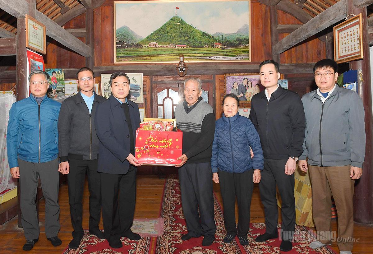 Đồng chí Phó Bí thư Tỉnh ủy, Chủ tịch Ủy ban MTTQ Việt Nam tỉnh Ma Thế Hồng tặng quà đồng chí Nguyễn Trần Bắc, nguyên Phó Bí thư Thường trực Tỉnh ủy Hà Giang.