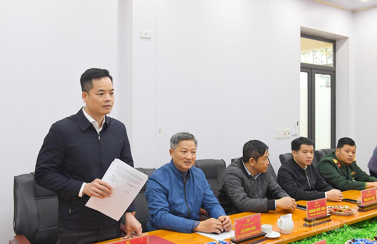 Lãnh đạo Đảng ủy xã Thái Hòa báo cáo về tình hình phát triển kinh tế - xã hội trên địa bàn và công tác chuẩn bị cho bầu cử đại biểu Quốc hội và HĐND các cấp.