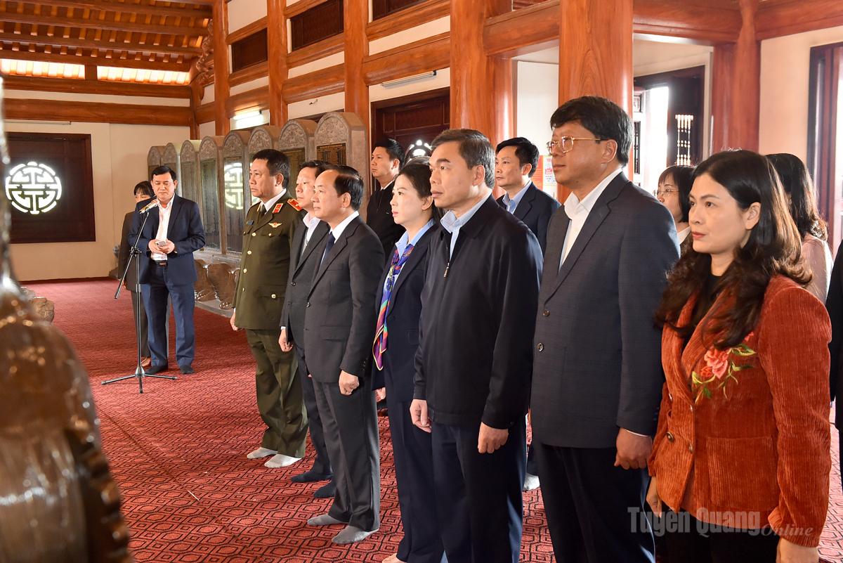 Các đại biểu dâng hương các Liệt sỹ tại Nhà tưởng niệm.