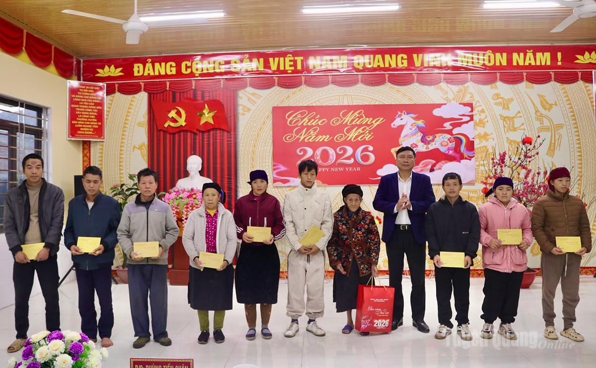 Đồng chí Phùng Tiến Quân, Trưởng ban Nội chính Tỉnh ủy tặng quà các gia đình chính sách, người cao tuổi và hộ nghèo xã Nghĩa Thuận.