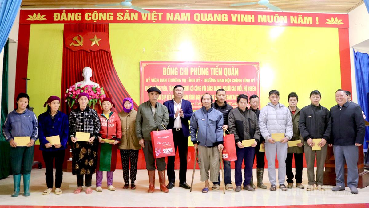 Đồng chí Phùng Tiến Quân, Trưởng ban Nội chính Tỉnh ủy tặng quà các gia đình chính sách, người cao tuổi và hộ nghèo xã Tùng Vài.