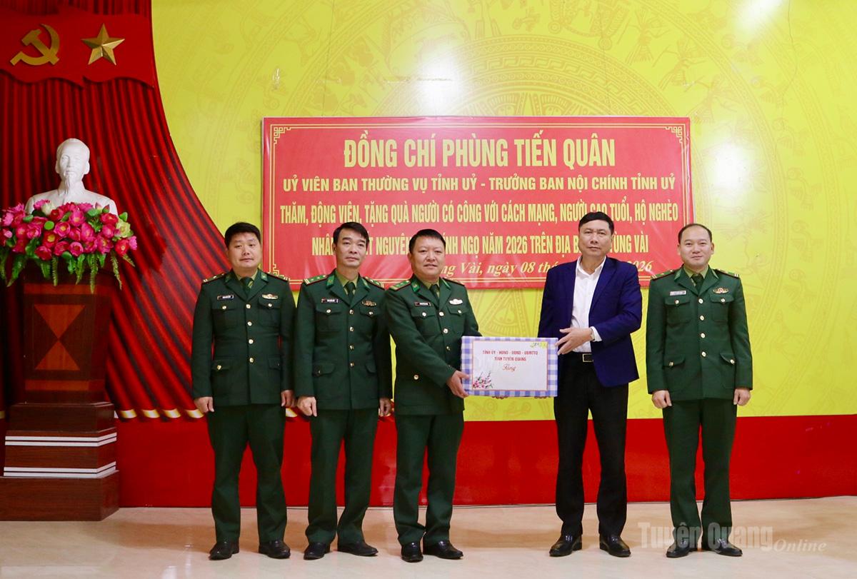 Đồng chí Phùng Tiến Quân, Trưởng ban Nội chính Tỉnh ủy tặng quà Đồn Biên phòng Tùng Vài. Ảnh đại diện.