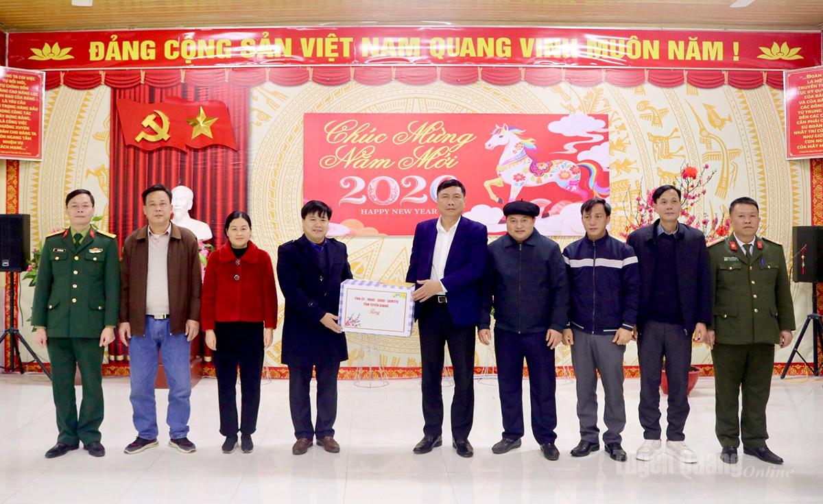 Đồng chí Phùng Tiến Quân, Trưởng ban Nội chính Tỉnh ủy tặng quà của Tỉnh ủy – HĐND – UBND – Ủy ban MTTQ tỉnh cho xã Nghĩa Thuận.