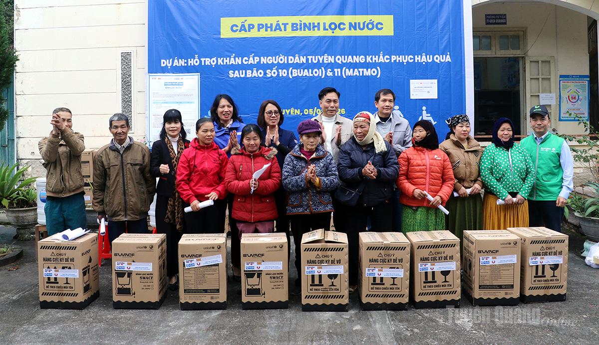 Dự án Plan cùng các nhà tài trợ trao bình lọc nước cho người dân xã Vị Xuyên.