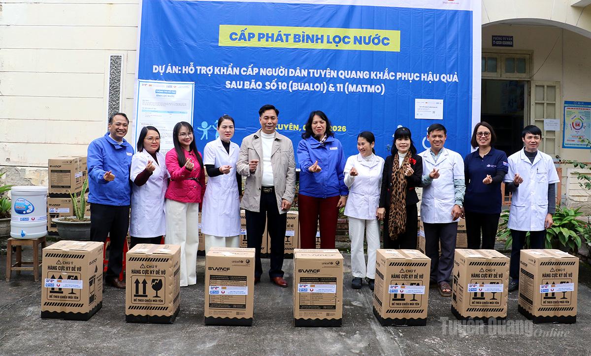 Lãnh đạo Dự án Plan cùng các nhà tài trợ trao bình lọc nước cho Trạm y tế xã Vị Xuyên.
