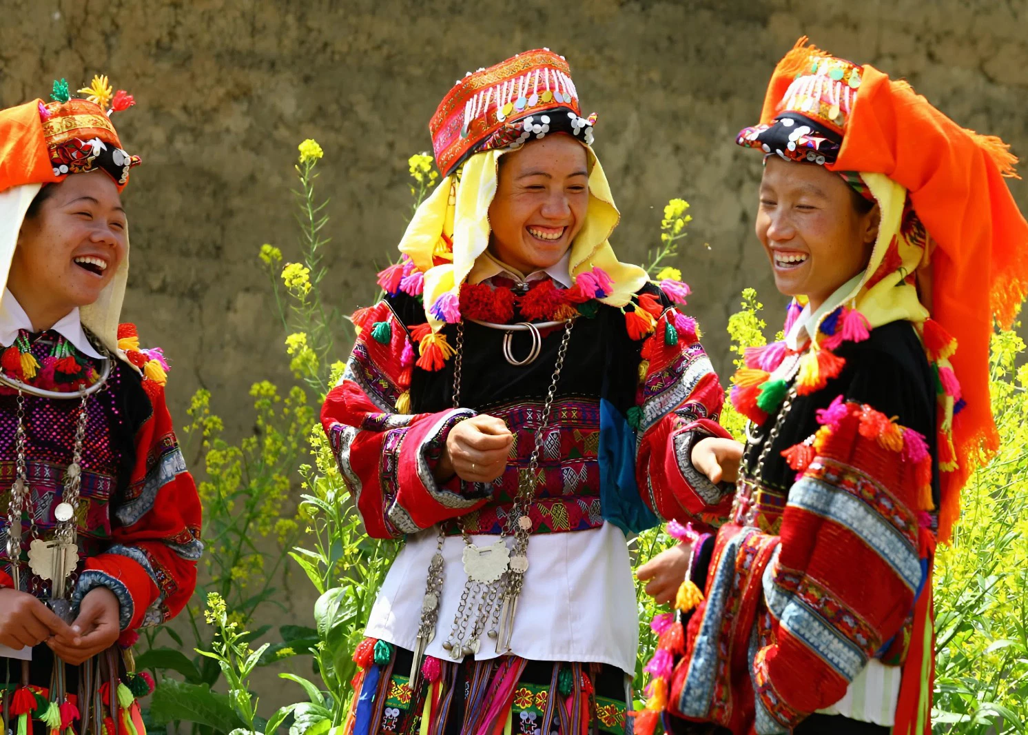 The Lo Lo people welcome spring in a simple and heartwarming way.