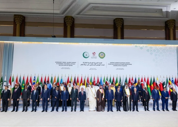 Delegates pose for a group photo at the emergency summit of the Arab League (AL) and the Organisation of Islamic Cooperation (OIC) in Doha, Qatar, on September 15, 2025. (Photo: AA/VNA)