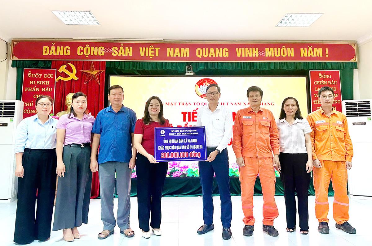 Lãnh đạo Công ty Thủy điện Tuyên Quang trao 200 triệu đồng hỗ trợ nhân dân xã Na Hang khắc phục hậu quả bão số 10.