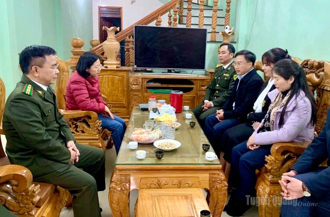 Đồng chí Phạm Mạnh Duyệt, Giám đốc Sở Nông nghiệp và Môi trường và đồng chí Đào Duy Tuấn, Chi cục trưởng Chi cục Kiểm lâm thăm, chúc Tết gia đình liệt sĩ Kiểm lâm Trần Văn Khiên, phường Hà Giang 2.