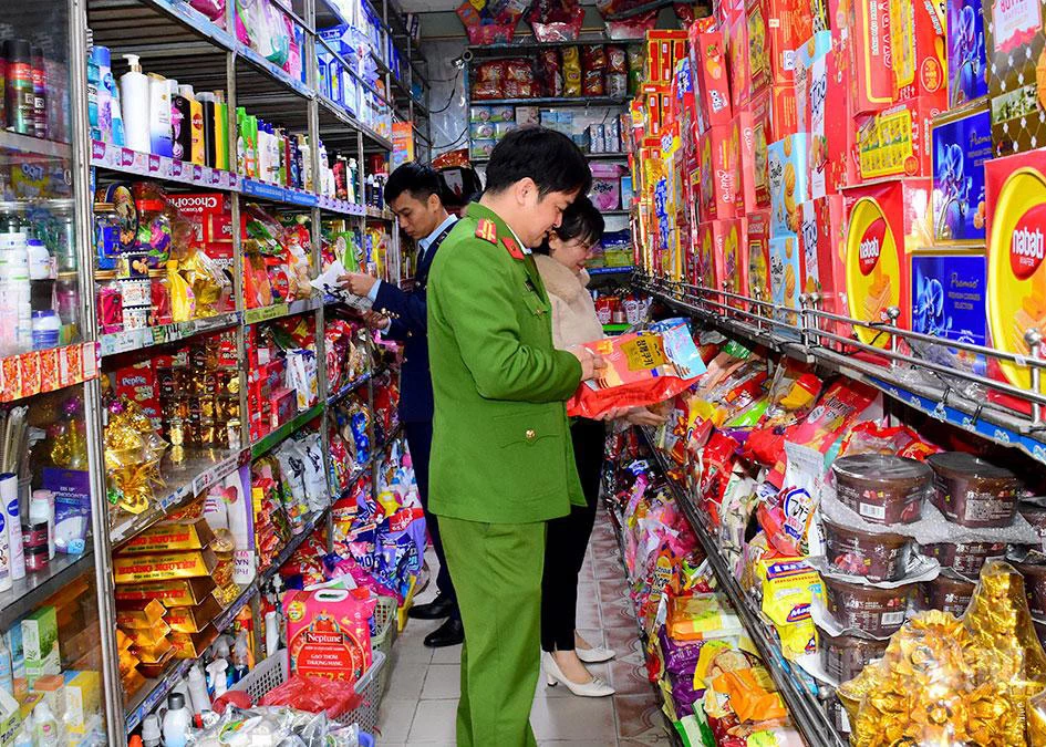 Inter-sectoral inspection team checks goods being traded in Minh Xuan Ward.