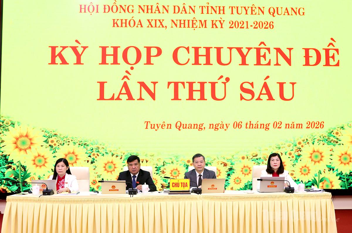 Chủ tọa điều hành kỳ họp.