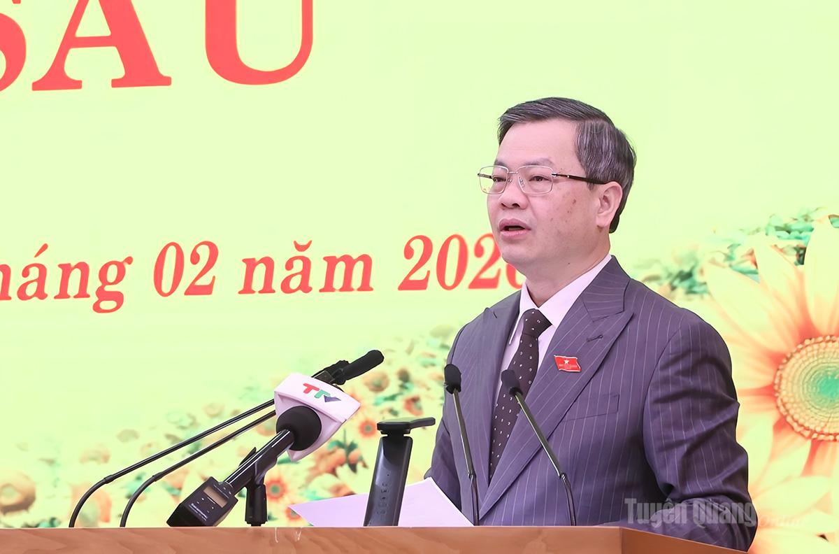 Đồng chí Chủ tịch HĐND tỉnh Nguyễn Văn Sơn phát biểu khai mạc kỳ họp.