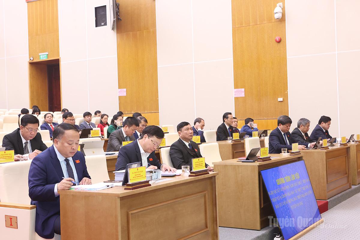 Đồng chí Chủ tịch UBND tỉnh Phan Huy Ngọc và đại biểu dự kỳ họp.