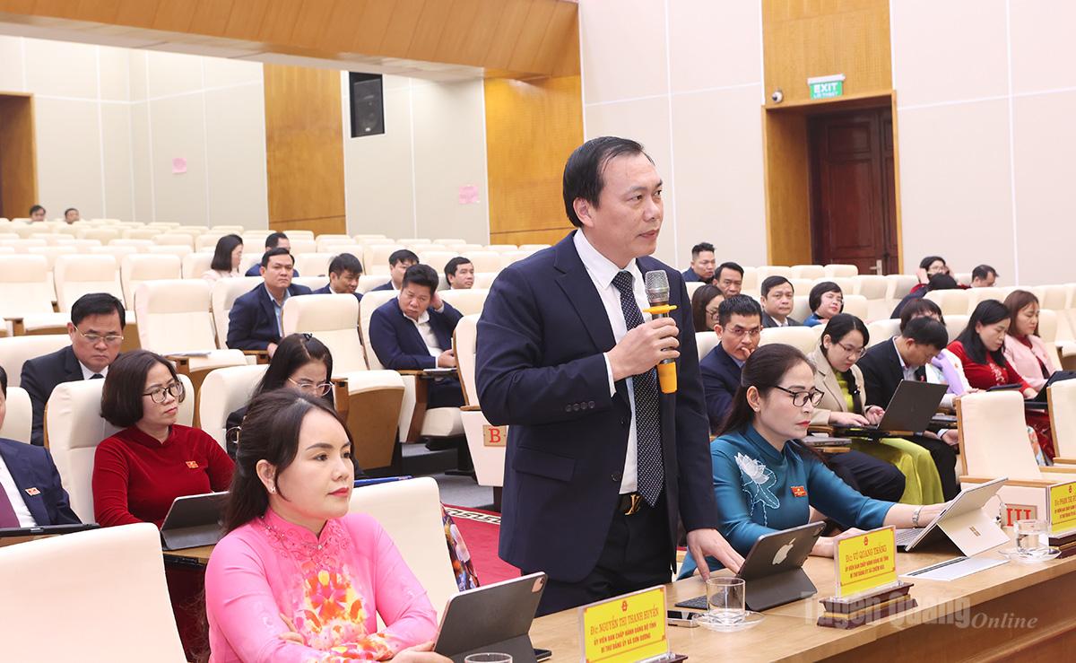 Đại biểu phát biểu thảo luận.