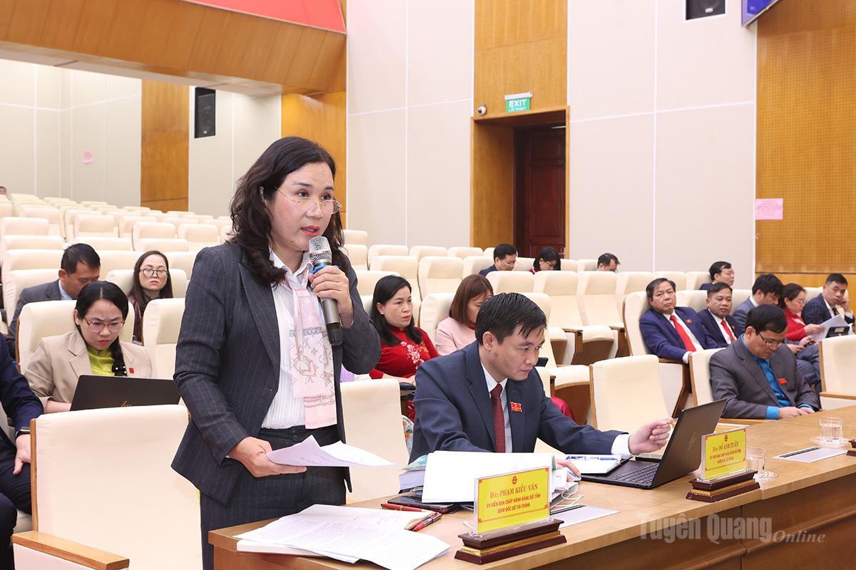 Lãnh đạo Sở Tài chính phát biểu làm rõ nội dung đại biểu quan tâm.