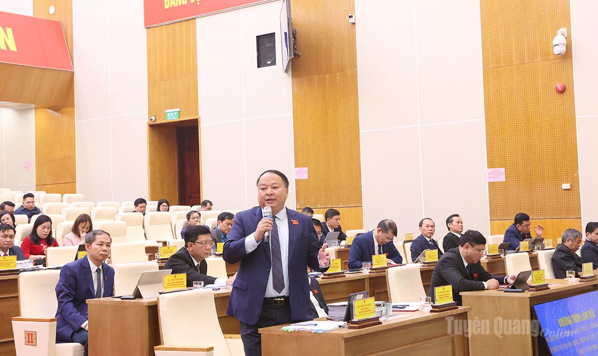 Chủ tịch UBND tỉnh Phan Huy Ngọc phát biểu làm rõ thêm một số nội dung.