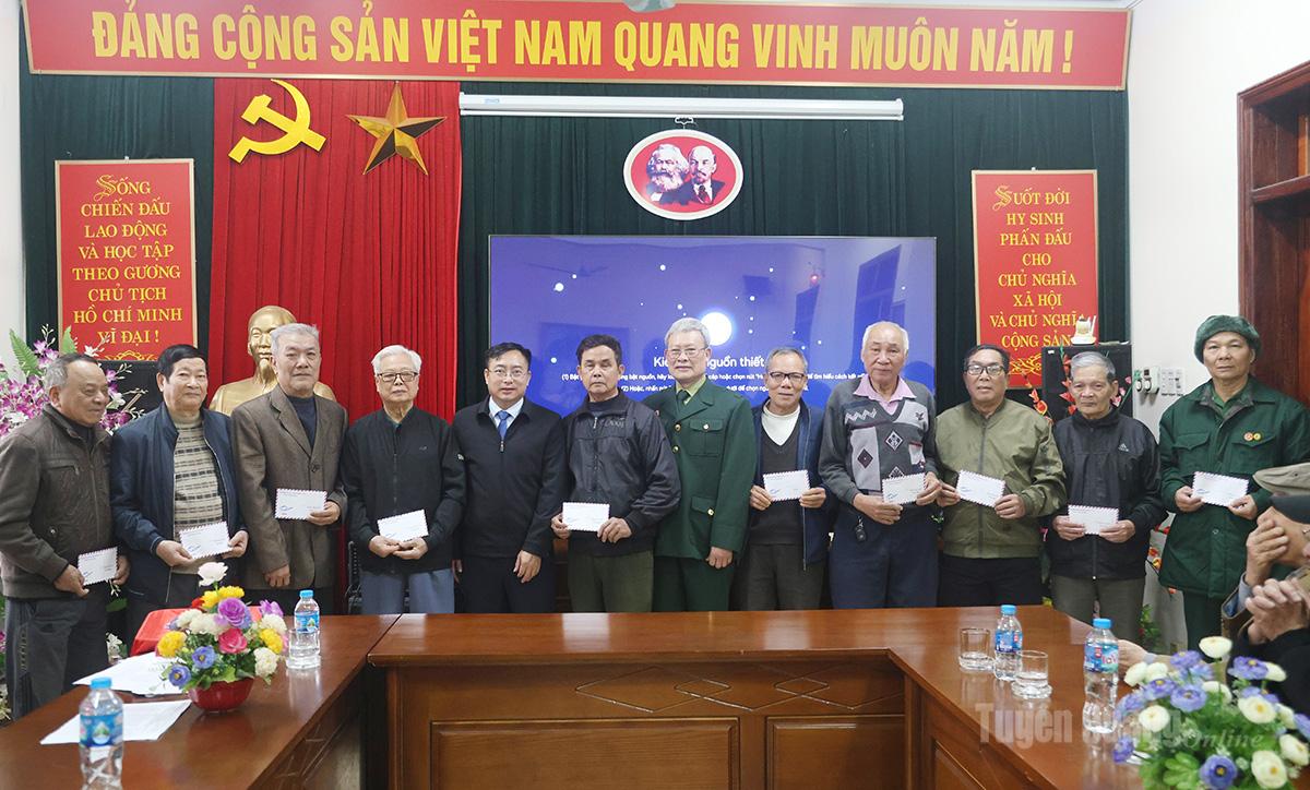 Lãnh đạo Hiệp hội Doanh nghiệp nhỏ vào vừa tỉnh trao quà Tết cho các nạn nhân da cam/dioxin.