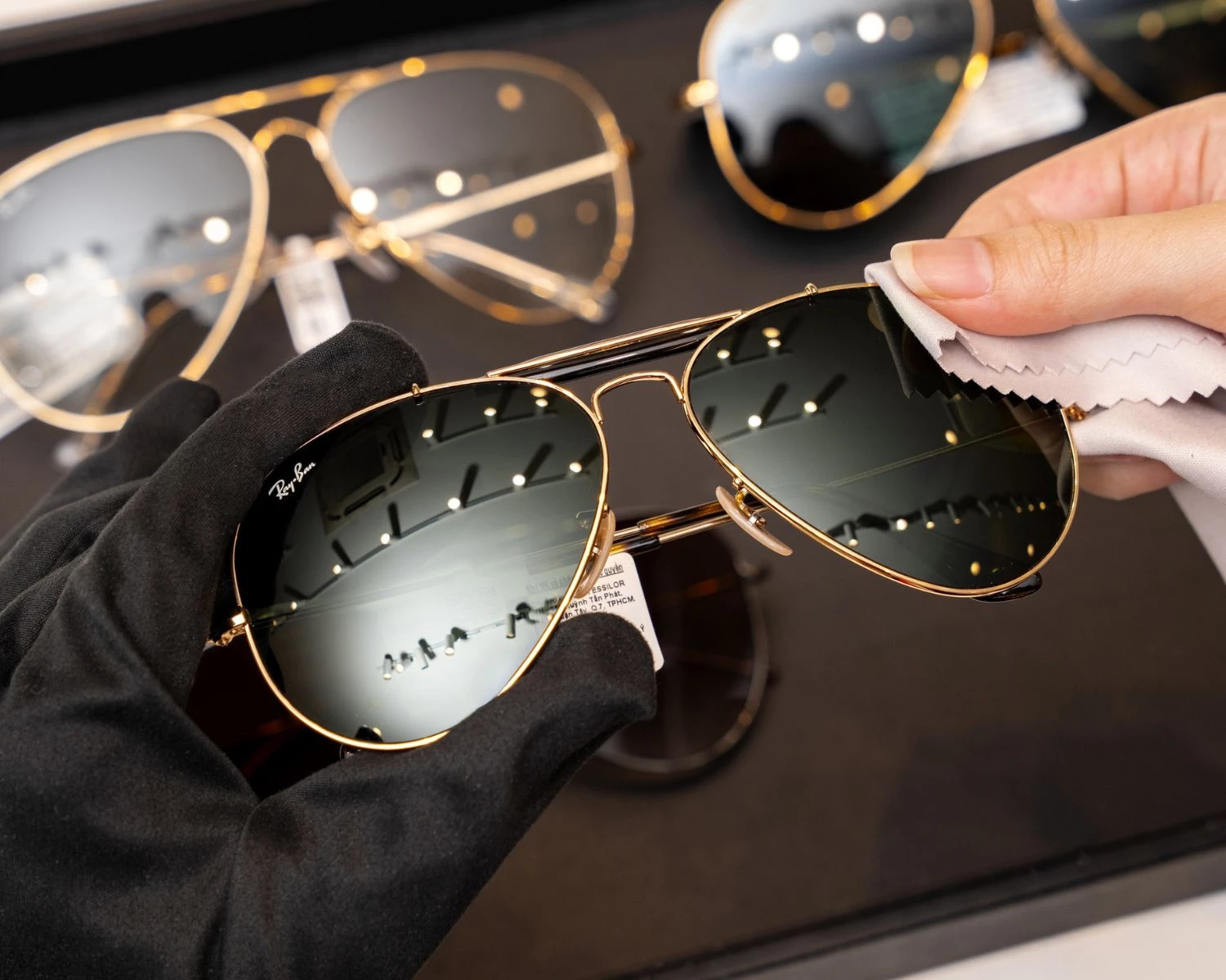 Kính Hải Triều xây dựng một quy trình kiểm soát chất lượng vô cùng chặt chẽ, đảm bảo mọi sản phẩm đến tay khách hàng đều đạt chuẩn chất lượng quốc tế