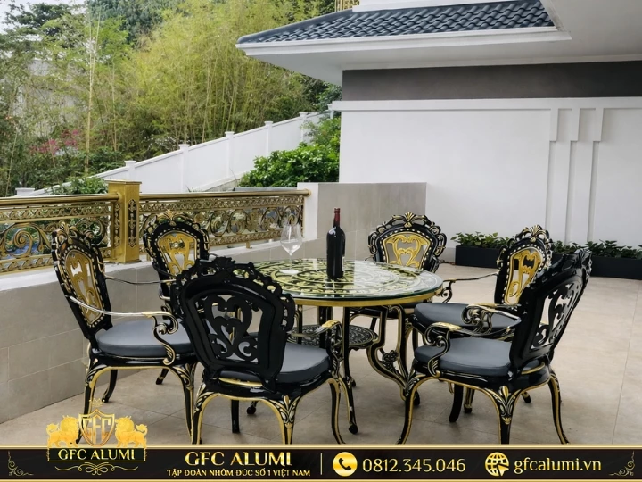 Ban công kết hợp bàn ghế nhôm đúc mang lại vẻ đẹp sang trọng, bền bỉ 